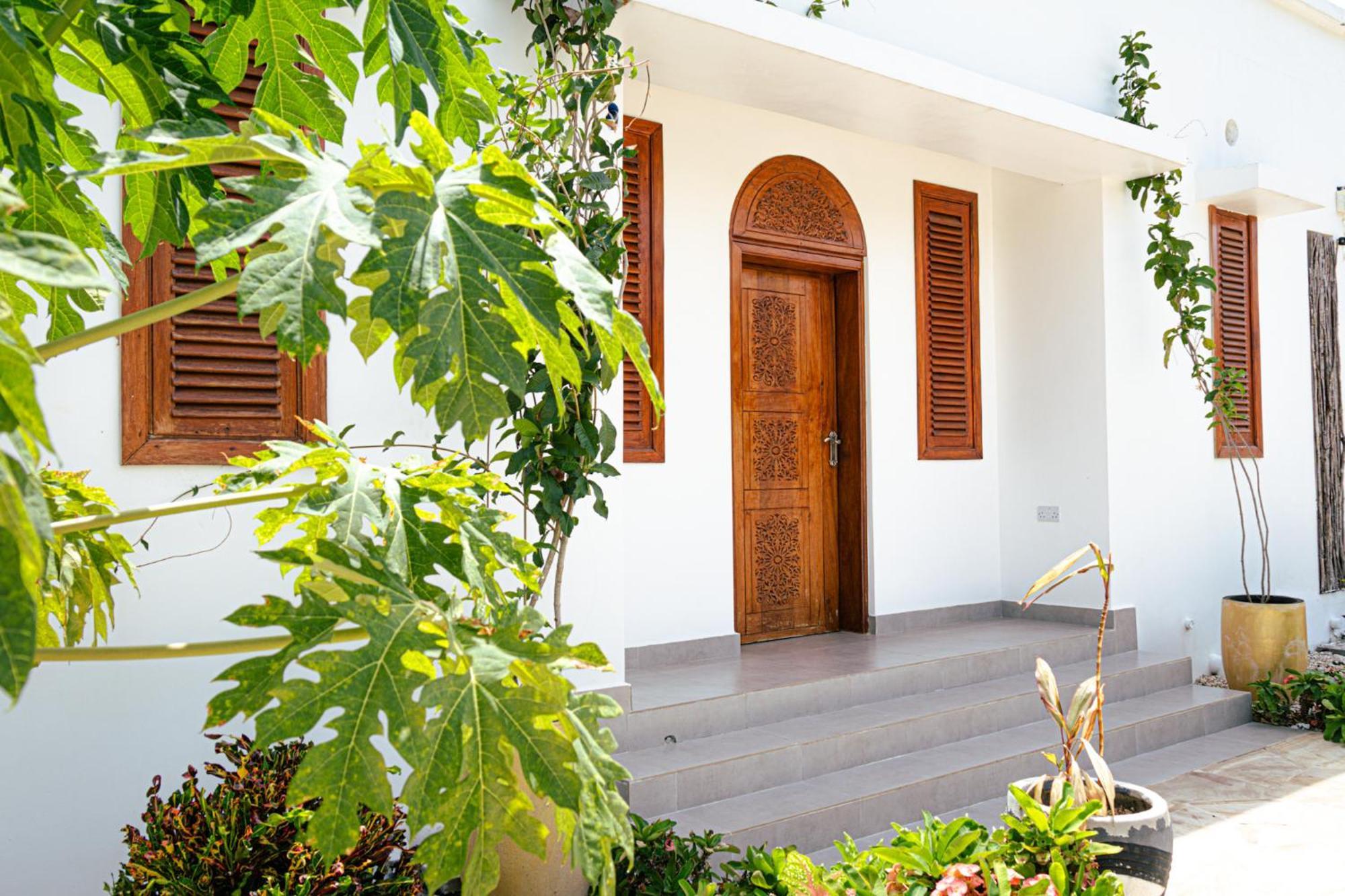 Pili Pili Orient Beach Resort Буейю Екстериор снимка